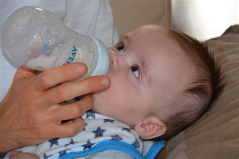 baby squirms and cries while bottle feeding|child squirming while feeding.